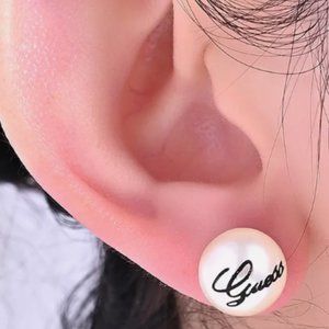 Guess vintage earrings, barely used in great condition!